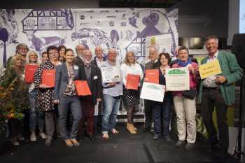 Preisträger mit Staatssekretär Dr. Hermann Onko Aeikens (fünfter v.r.) und Heiner Sindel, 1. Vorsitzender des Bundesverbands der Regionalbewegung (dritter v.r.). Foto: Anna Warnow